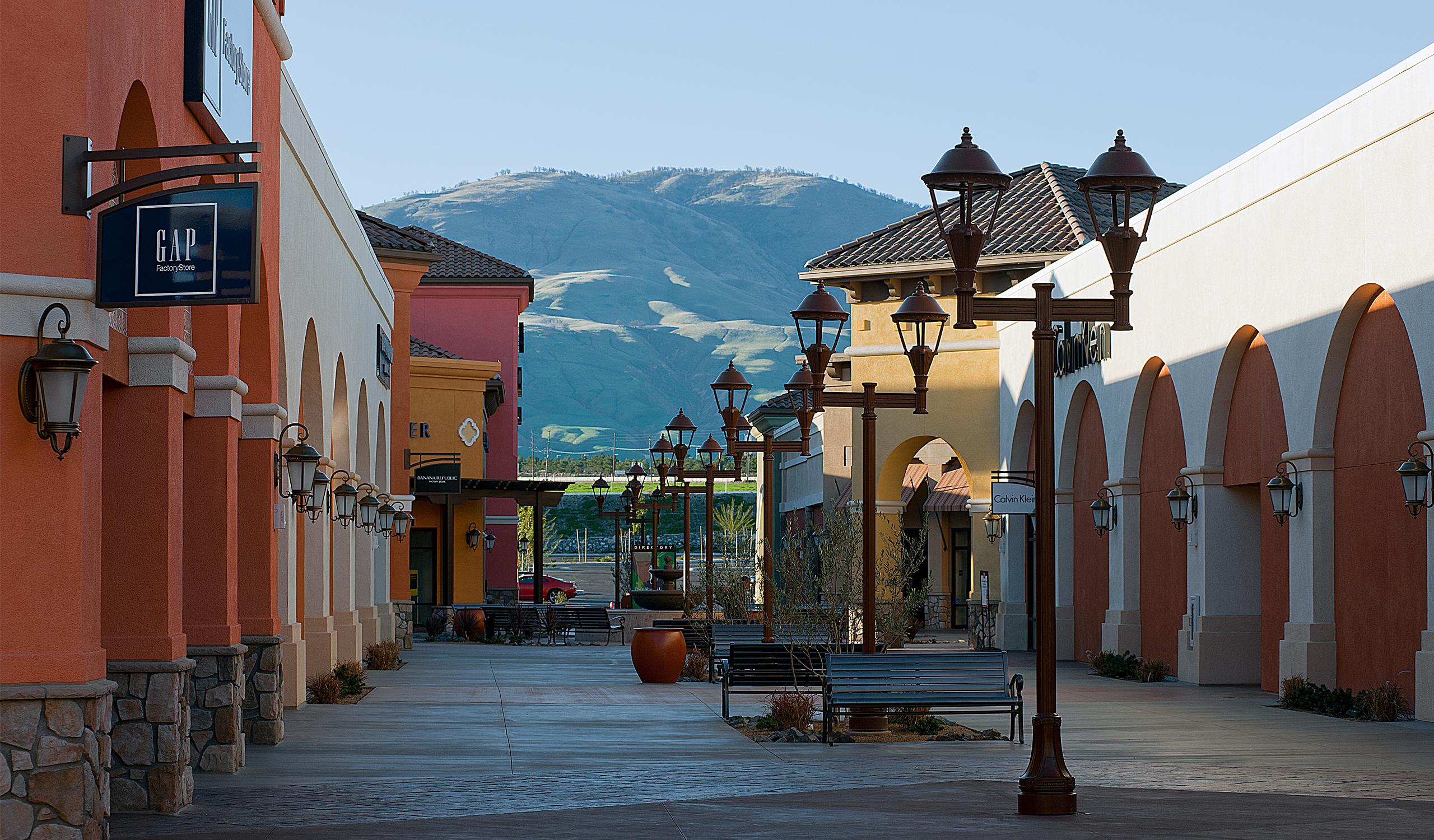 Exterior view of walkways at the Outlets at Tejon Ranch