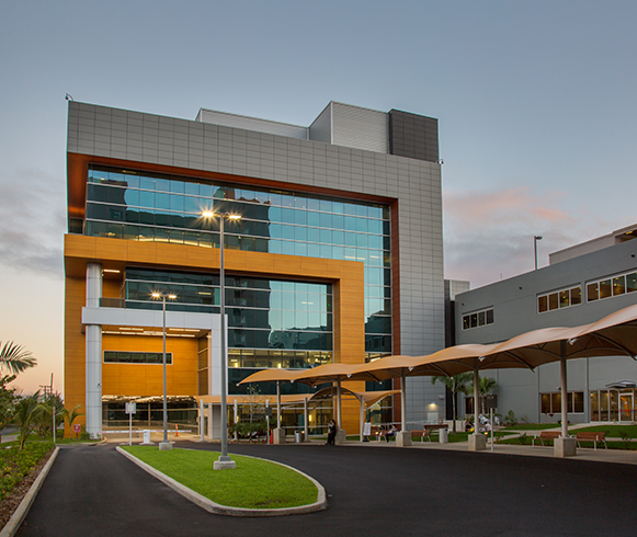 Exterior view of entrance to the Kapi’olani Medical Center for Women and Children