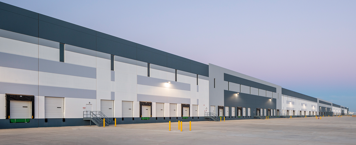 Exterior view of the loading dock at the Sarival Logistics Center